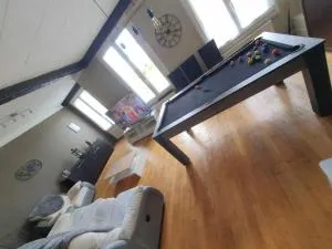 Spacieux - LITERIE HAUT DE GAMME - Billard - Fléchette -TV 65" - Netflix - Amazon Prime- LIT KING SIZE - 4 chambres - Jeux enfants - Terrasse - Barbecue - Géré par Presta-Zen'Services - Manheulles