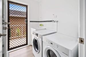 Mount Warren Park Stay 2 BR for Work and Families