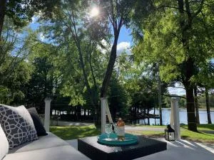 The Castle: Lake Views, Comfort, Nature, Decor - 米德维尔