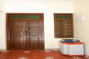 Heritage home with 2 bed2 bath with kitchen in a residential neighborhood.