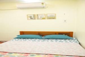 Heritage home with 2 bed2 bath with kitchen in a residential neighborhood.