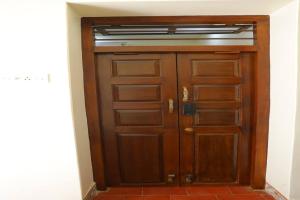 Heritage room with 1 bed1 bath in a residential neighborhood.