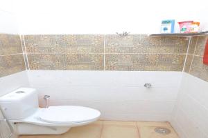 Heritage room with 1 bed1 bath in a residential neighborhood.