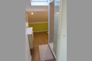 Appartements 3 min sortie A480: wifi fibre - lit bebe - balcon : photos des chambres