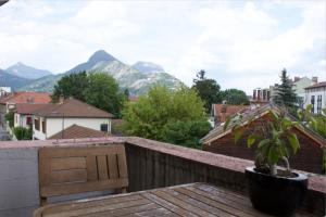 Appartements 3 min sortie A480: wifi fibre - lit bebe - balcon : photos des chambres
