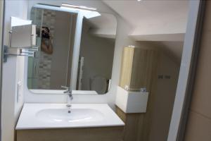 Appartements 3 min sortie A480: wifi fibre - lit bebe - balcon : photos des chambres