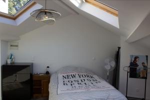 Appartements 3 min sortie A480: wifi fibre - lit bebe - balcon : photos des chambres