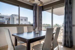 AT144 Completamente equipado, con piscina y cerca de la playa