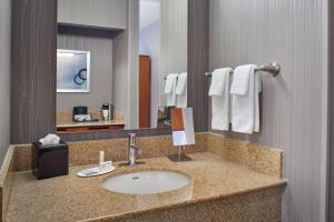 Queen Room with Garden View room in Sonesta Select Minneapolis Eden Prairie