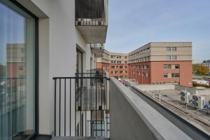 Rent like home - Spacious Studio with Balcony Słonimskiego 2