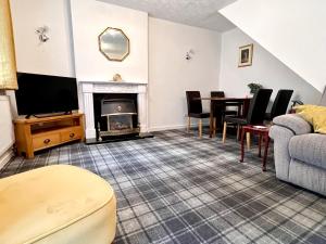 Cheerful 2 Bedroom Home with Off-road parking