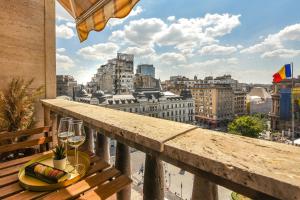 Chic Accommodation with Breathtaking Views over Calea Victoriei - Your Central Heaven