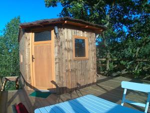 B&B / Chambres d'hotes Cabane Perchee dans la prairie de l'ancien moulin : photos des chambres