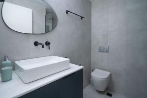 Urban Retreat: Exarcheia Remodel