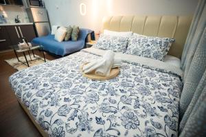 Studio with Netflix, 55in TV, 200Mbs net, in heart of Makati