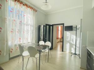 На Дорошенка 1, краща локація,центр