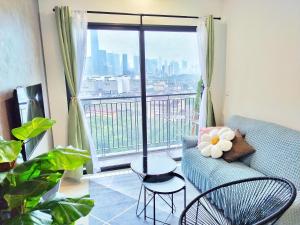 Residence Sunway Velocity Two direct link bridge ensures convenient walking access to Velocity Mall, Maluri MRT and LRT Interchange