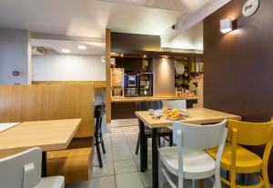 Hotels B&B HOTEL CHARTRES Le Forum : photos des chambres