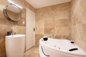 Luxury Suite w Jacuzzi - Rex Montorgueil