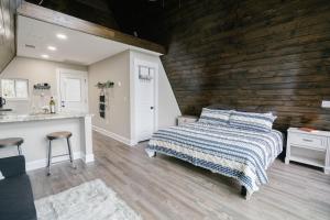 Deans Den: Private Deck w Jacuzzi and a View