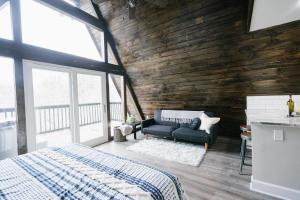 Deans Den: Private Deck w Jacuzzi and a View