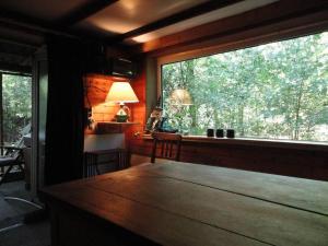 Ponderosa-Hütte im Wald