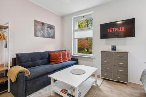 Vorstadtoase für 3 - Queensize-Bett, Schlafcouch, Parkplatz & Netflix - Nähe BER