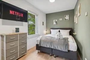 Vorstadtoase - 3 Personen - Apartment mit Queensize-Bett, Badewanne, Schlafcouch, Parken, Netflix, Nähe BER - Karolinenhof