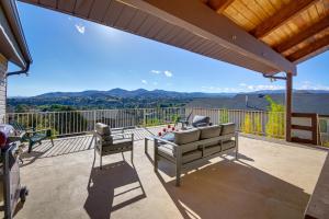 Large Deck and Mountain Views Prescott Getaway!