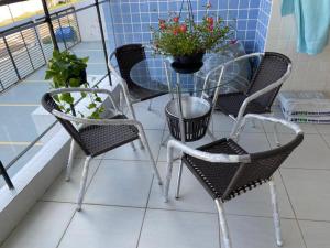 No Atalaia, Fort Poseidon rua do Atalho a 700 metros da praia do Atalaia, apartamento novo decorado, varanda, sala de estar e jantar, 02 suítes, 03 banheiros, lavanderia, cozinha, piscina, churrasqueira, salão de jogos, vista parcial das dunas e ma