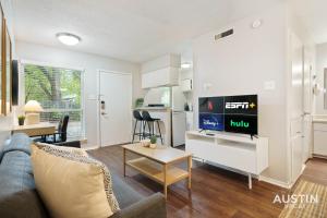 1st Floor Apt Hyde Park Bathtub and Free Parking