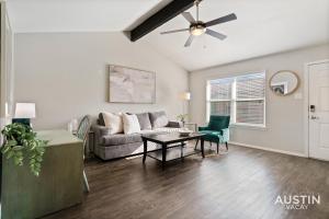 Walk to Barton Springs Spacious Apt Backyard