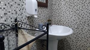 Zimmer mit Queensize-Bett und Balkon
