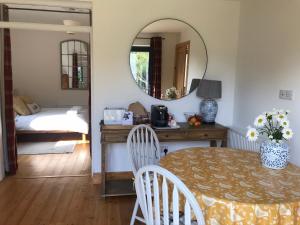 Garden Retreat - City Central Quiet Garden Apartment with Free Parking