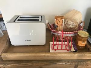 Garden Retreat - City Central Quiet Garden Apartment with Free Parking