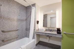 King Room - Accessible/Non Smoking room in Red Lion Inn & Suites Saraland – Mobile