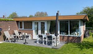 Vakantiebungalow in Riviera Maison stijl nabij zee en strand, bos en duin