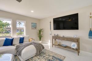 Screened Lanai with TV Waterfront Cape Coral Home!