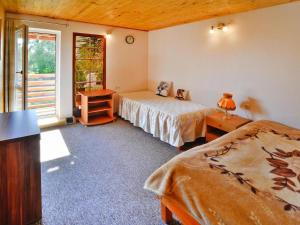 Holiday house with garden in Dabrowica