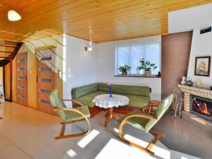 Lakeside holiday home, private garden