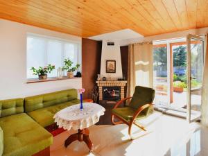 Lakeside holiday home, private garden