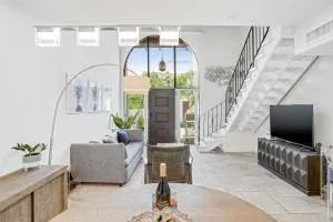 Luxury Pool Villa at St. James UNIT E, Pet Friendly - Biscayne Park