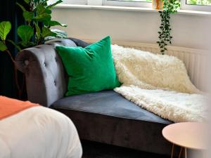 Stylish 3 Bed Home with Parking!