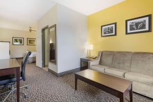 King Suite with Sofa Bed - Non Smoking room in Best Western West Monroe Inn