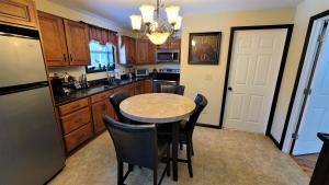 The Sovereign Suite - Cozy And Convenient With Home Theater