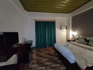 RedDoorz @ LQJ Hotel Old Buswang Kalibo - Tangalan