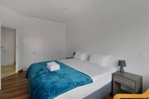 Charming 2-Bed Sea Point Retreat Mountain Views