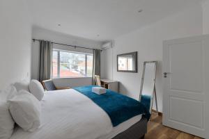 Charming 2-Bed Sea Point Retreat Mountain Views