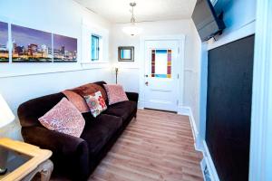 Vintage downtown flat near Holy Hill, Golf &Ski