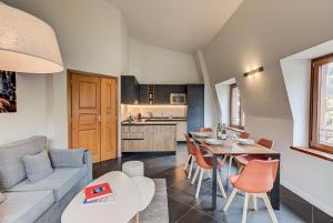 Apartment Alpes V - Alpes Travel - Central Chamonix - Sleeps 5